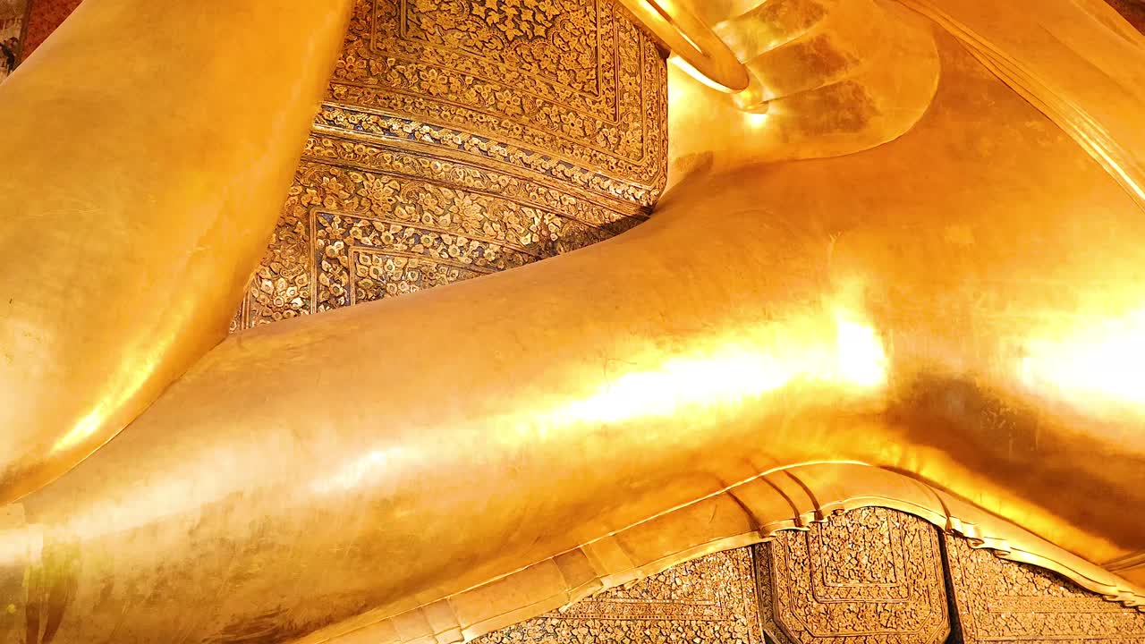 la estatua dorada de buda en un reposo sereno y majestuoso