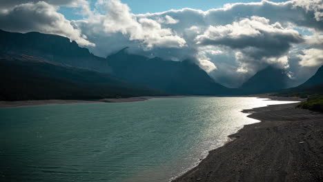 Zeitraffer,-Wolkenumkehrungen-über-Gletscherfluss-Und-Gipfel-Des-Glacier-National-Park,-Montana,-USA