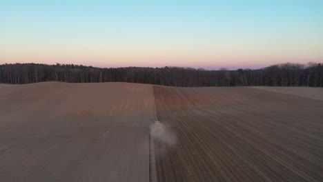 Traktor-Arbeitet-Bei-Sonnenuntergang-Auf-Einer-Landwirtschaftlichen-Plantage