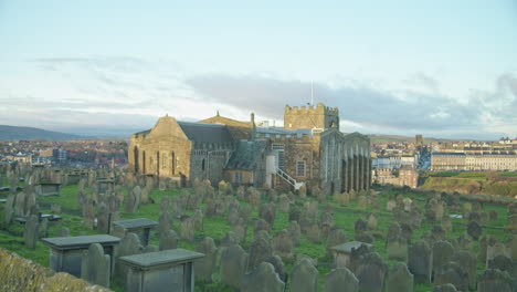 Whitby-Abbey-Church,-North-York-Moors,-Statische-Aufnahme,-Sonnenschein-Am-Frühen-Morgen-North-Yorkshire-Heritage-Coast-BMPCC-4k-Prores-422-Clip-7