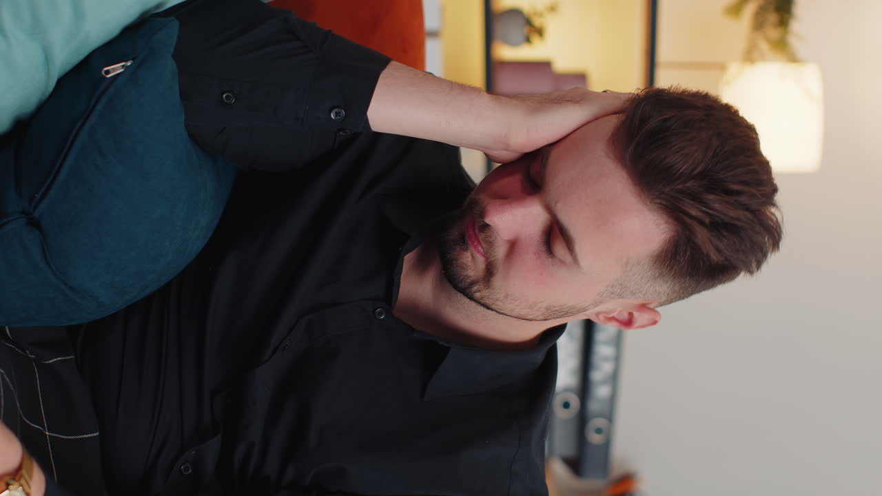 un joven en casa sufre de una situación injusta problema, ruptura, depresión, sentirse mal, agotamiento