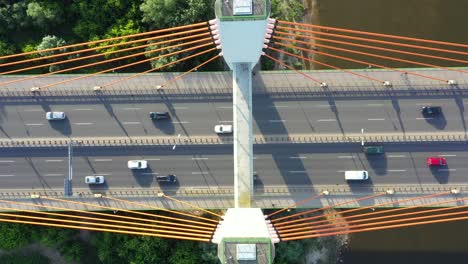 Auto-Bewegt-Sich-Auf-Moderner-Schrägseilbrücke-über-Das-Meer-In-Der-Luftaufnahme-Der-Entwickelten-Stadt