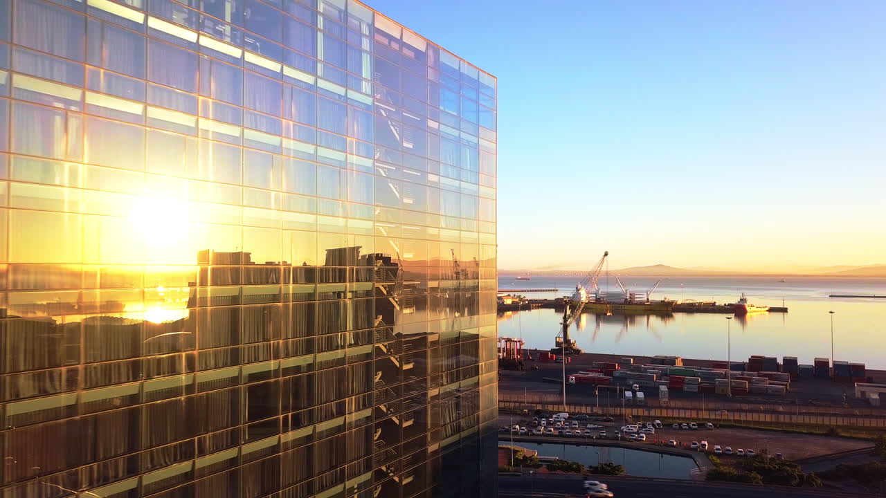 이 도시는 태양처럼 밝은 꿈을 가지고 있습니다.