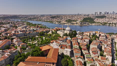 Istanbul-Türkei-Luftbild-V17-Filmische-Low-level-drohnenüberführung-Grand-Süleymaniye-Moschee,-Die-Das-Stadtbild-Von-Eminönü-Auf-Europäischer-Seite-Und-über-Die-Mündung-Des-Goldenen-Horns-Einfängt---Aufgenommen-Mit-Mavic-3-Cine---Juli-2022