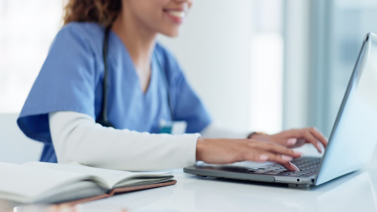 médico, manos de mujer y portátil para la atención médica