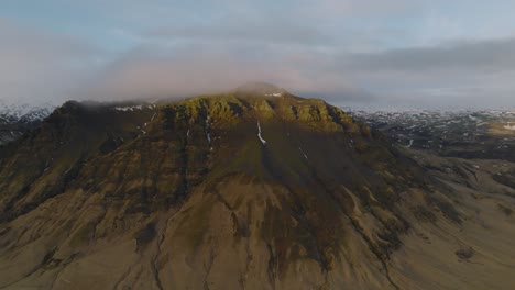 vista panorámica aérea del paisaje sobre las cimas de las montañas de islandia, en una noche nublada