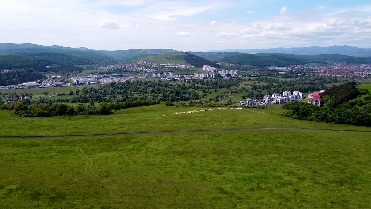 플로레스티 마을의 일부와 양 떼가 돌아다니는 드론 보기