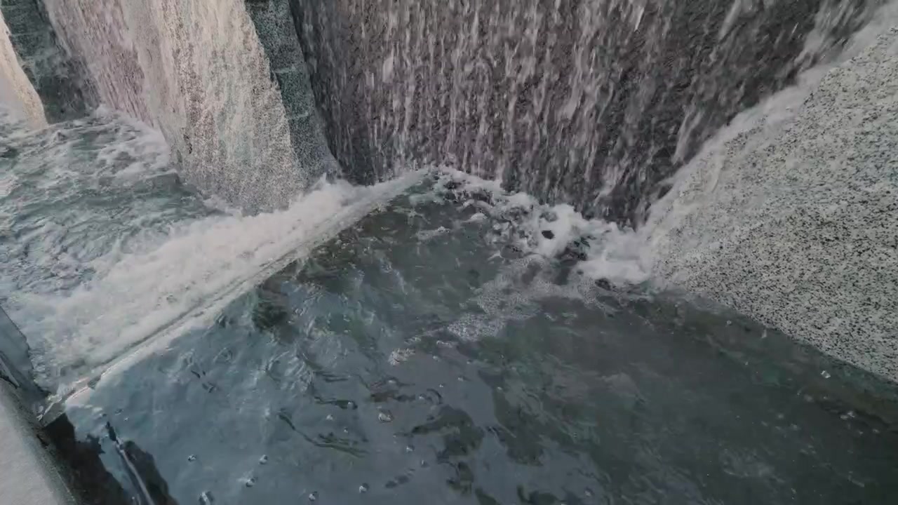 Vista statica dell'acqua di una fontana a cascata accanto a un sentiero e delle scale