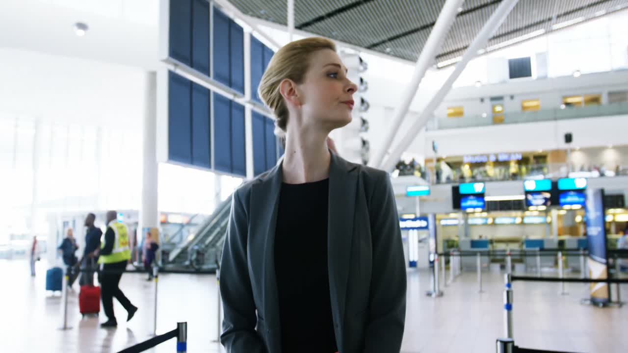 휴대 전화 로 이야기 하는 사업가