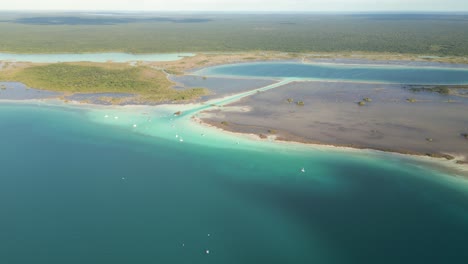 Lago-Laguna-De-Siete-Colores-En-Mexico-Metraje-Aereo-De-Bacalar