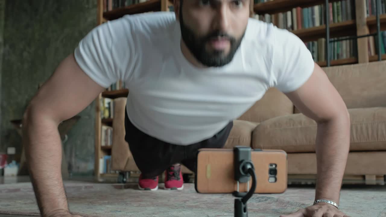 joven haciendo ejercicios en el estudio de música y lo dispara en el teléfono.