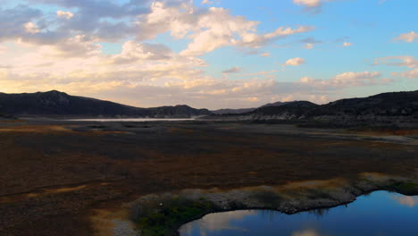 retírese del lecho del lago seco a los bajos niveles de agua del embalse del lago irvine seco y azotado por la sequía en el sur de california con drones aéreos 4k