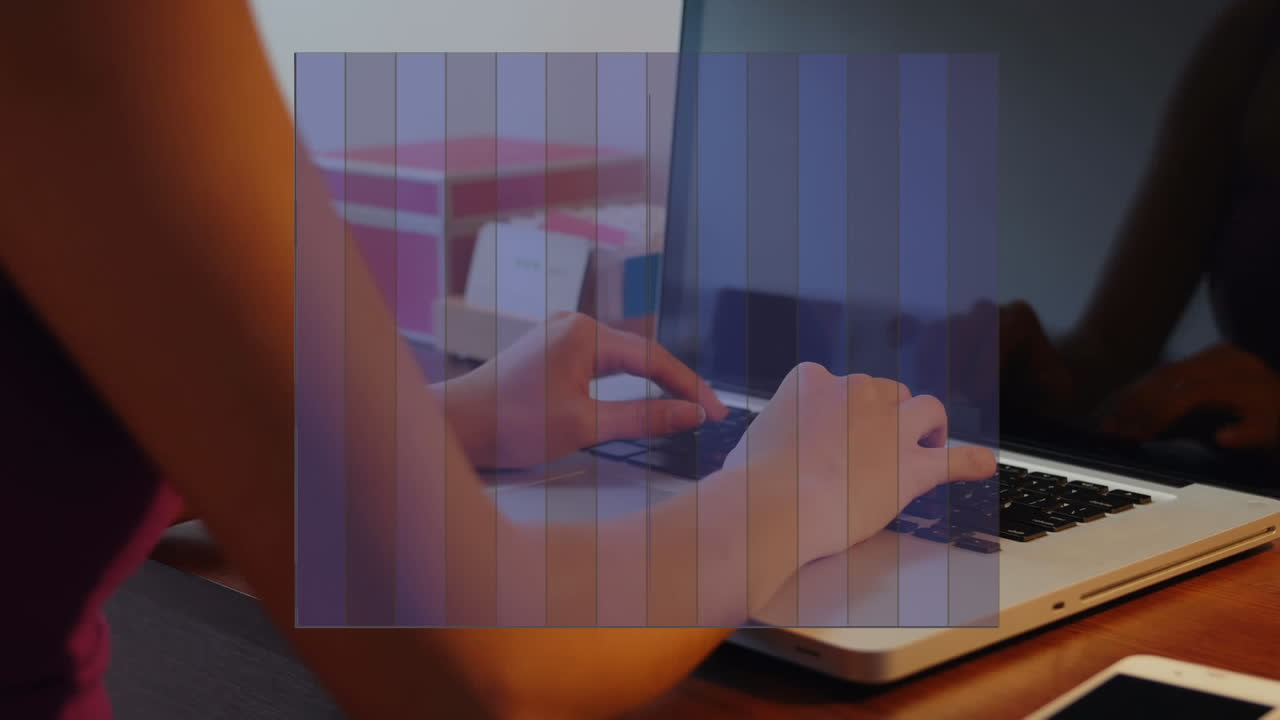 animación del procesamiento de datos sobre una mujer de negocios caucásica que usa una computadora portátil