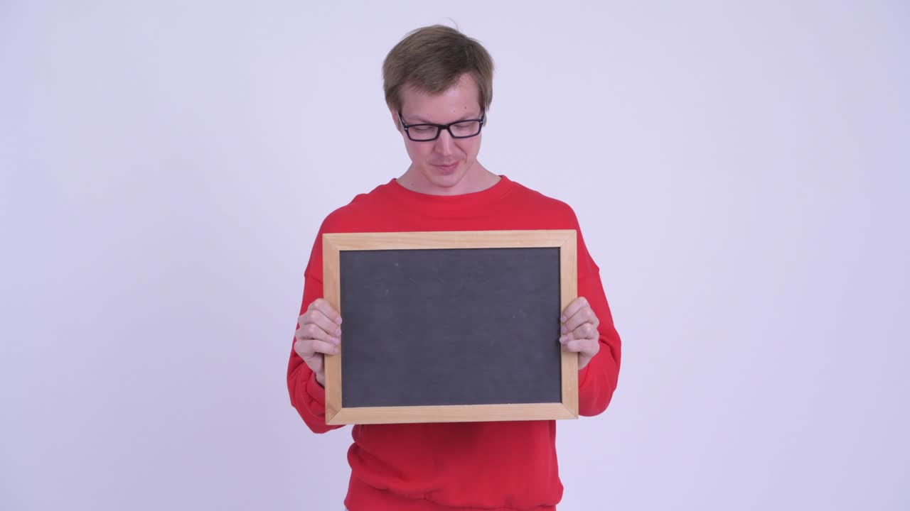 fotografía de estudio de un joven guapo