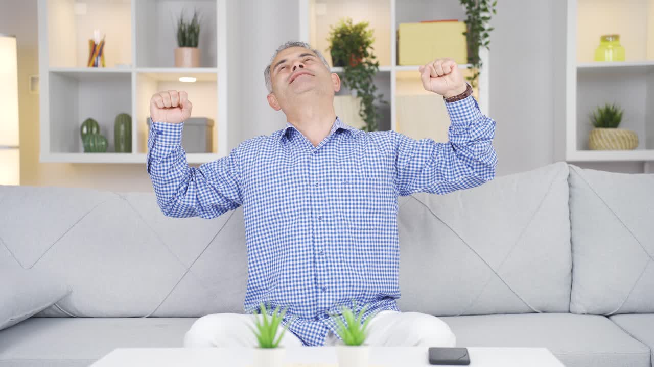 счастливый человек с глубоким дыханием.