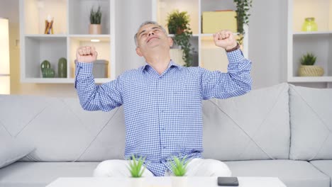 hombre de respiración profunda feliz.