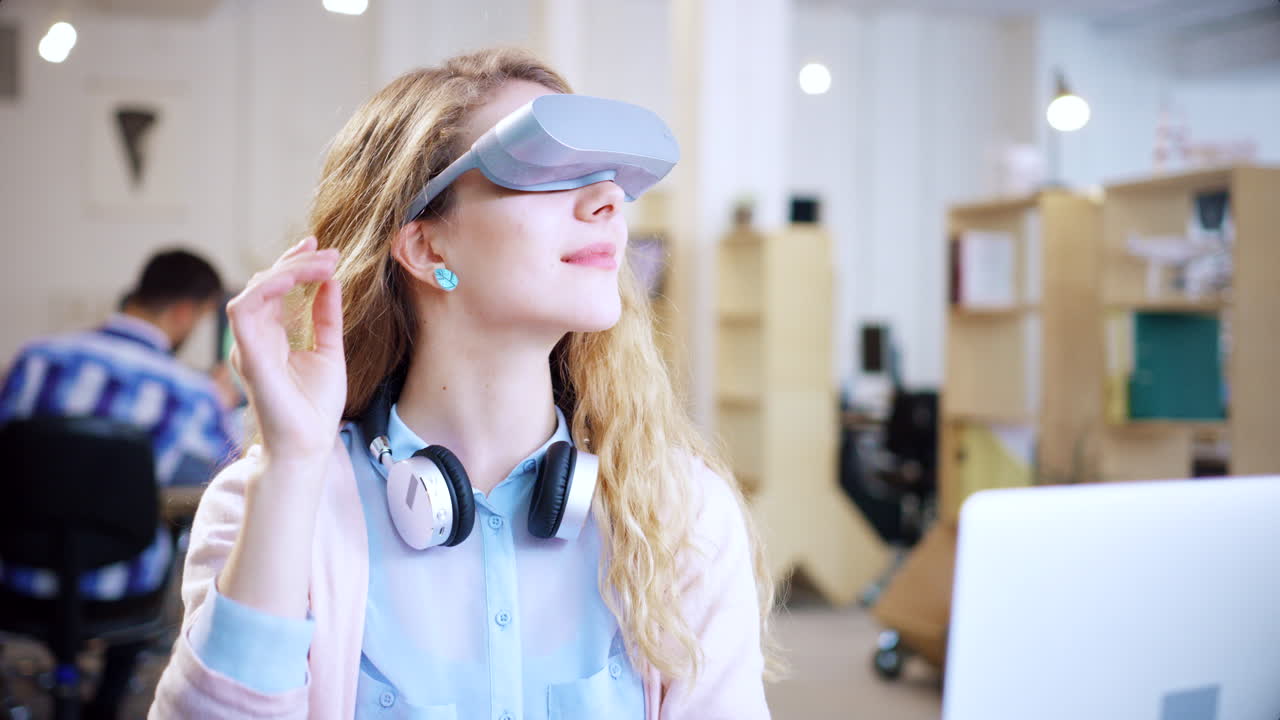 가상 현실을 경험하는 여성