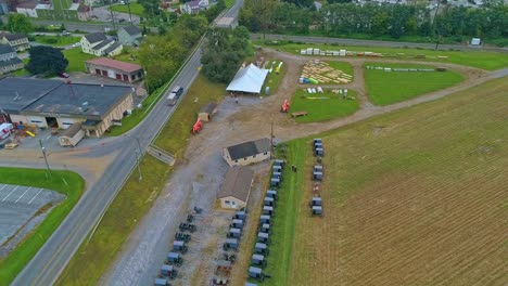 Eine-Luftaufnahme-Eines-Amish-Schlammverkaufs-Mit-Reihen-Von-Buggys,-Die-Zum-Verkauf-Angeboten-Werden