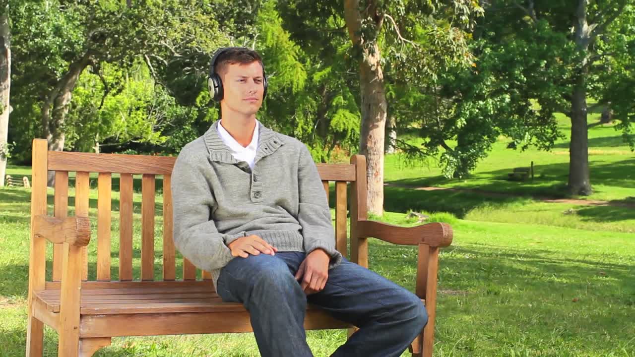 음악을 듣고 젊은 남자