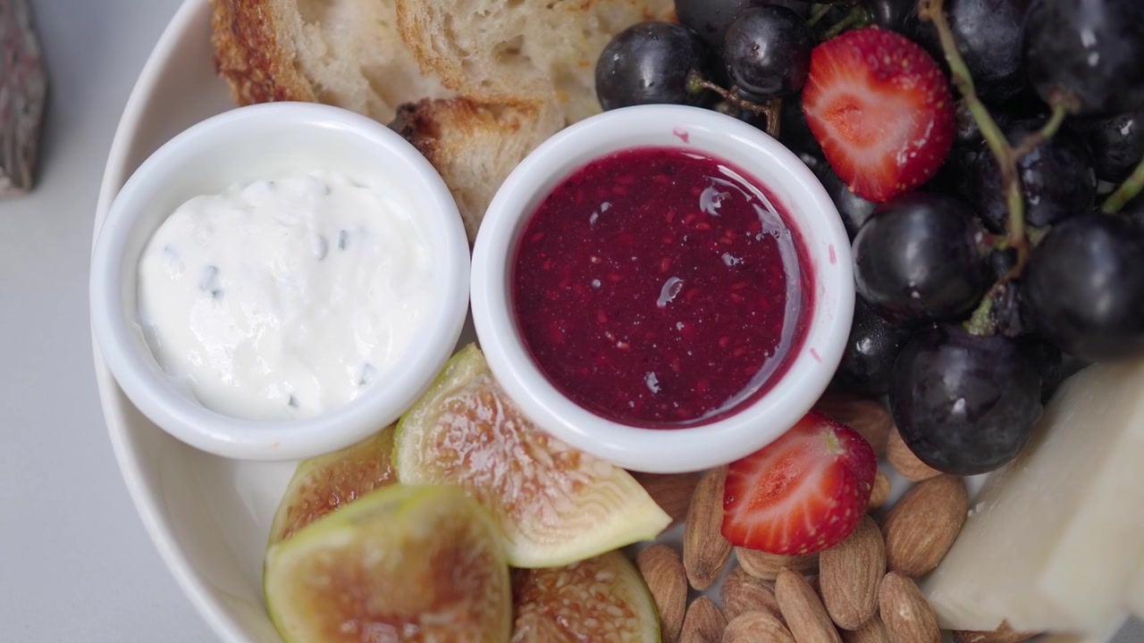Papan Charcuterie Gourmet dengan Buah Segar dan Saus Cocol
