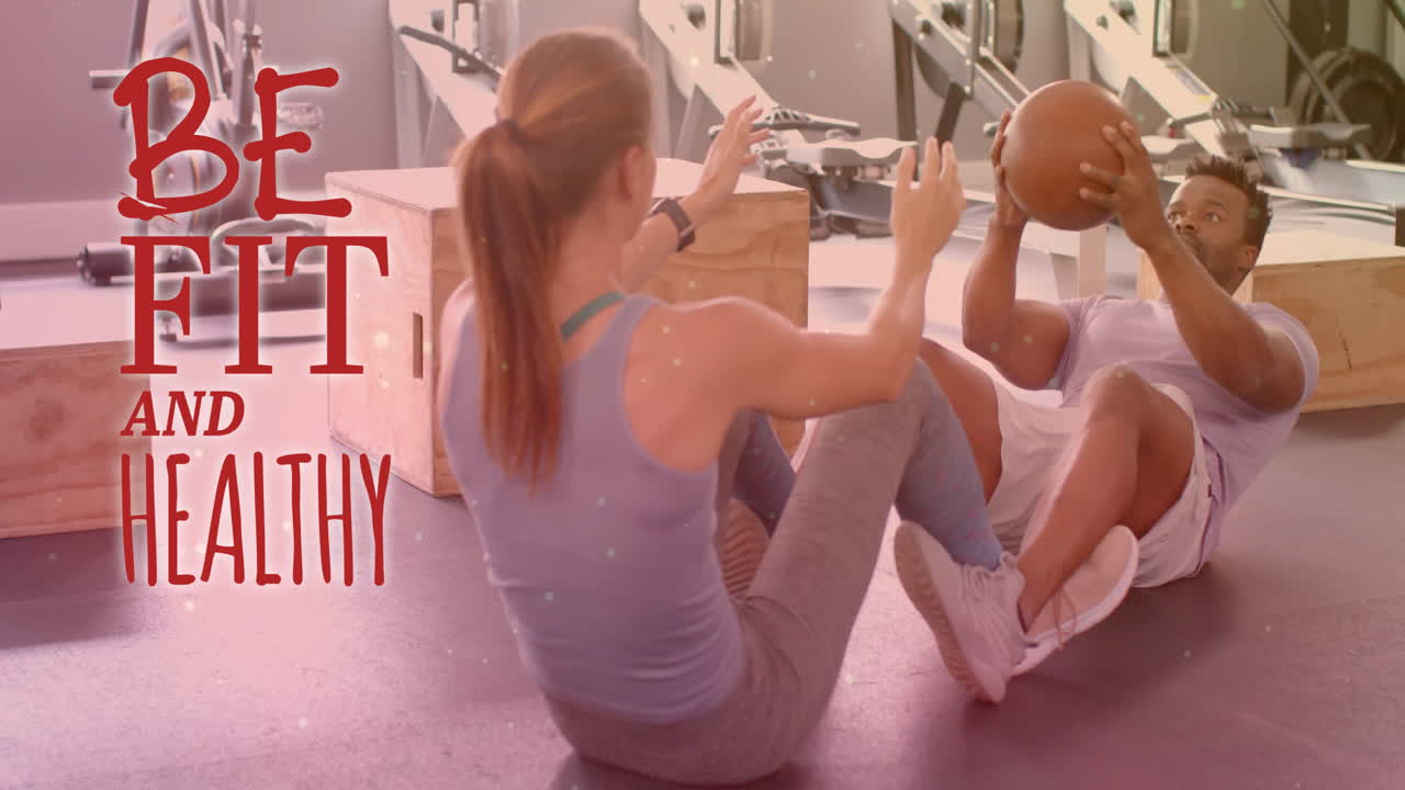 체육관에서 운동하는 다양한 남성과 여성에 대한 건강하고 건강한 텍스트의 애니메이션