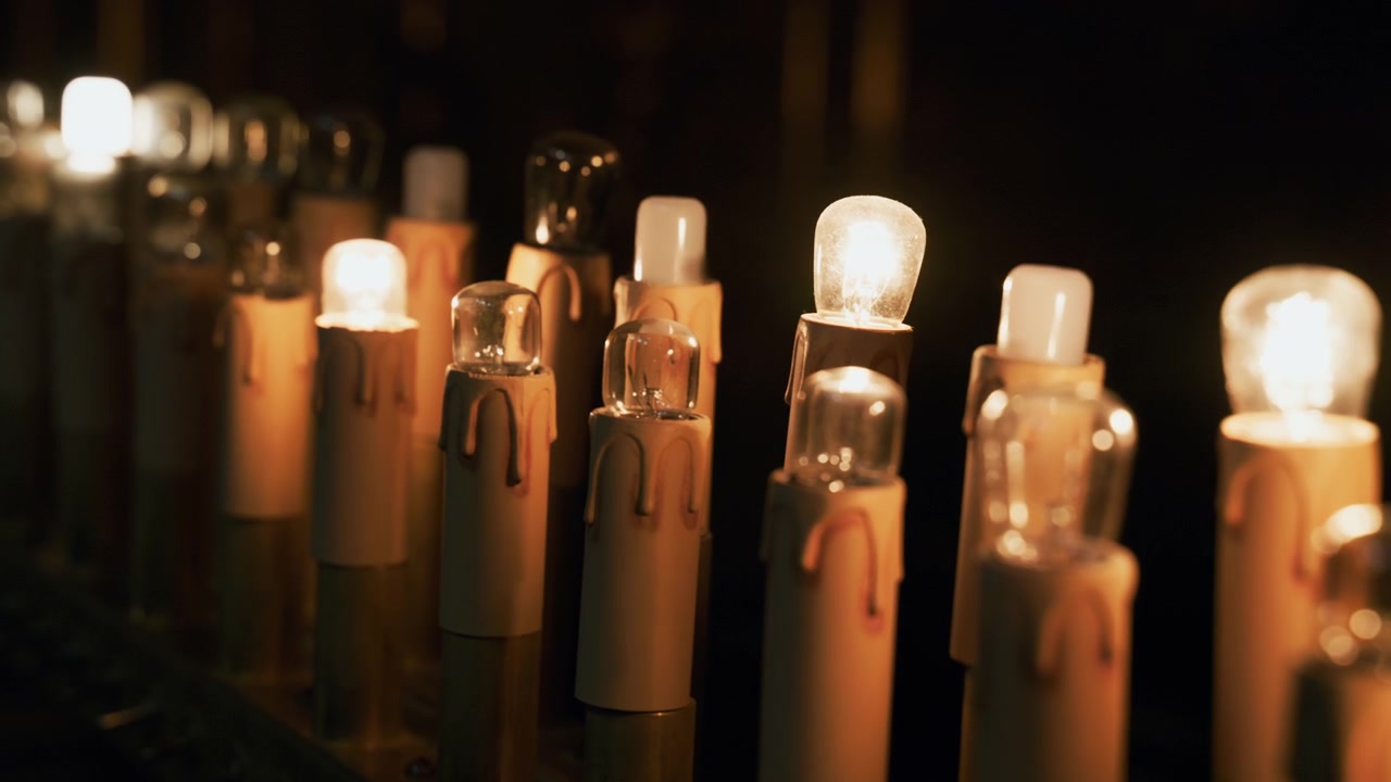 Tända ljus för offergåvor i en italiensk kristen kyrka
