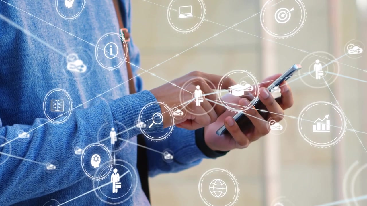 Animazione di una rete di connessioni con icone su un uomo che usa lo smartphone
