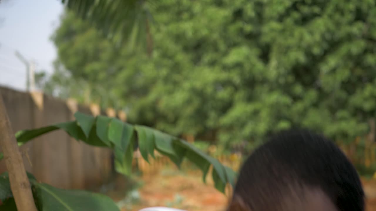 близкий снимок лица африканца, копающего в своем саду в сельской африке.