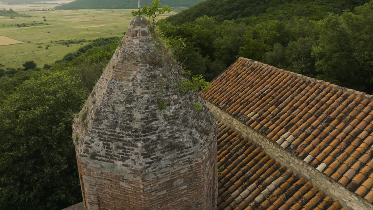 Veduta aerea orbitale della Torre della chiesa presso la Chiesa di San Giovanni Battista di Zemo Alvani, Georgia.