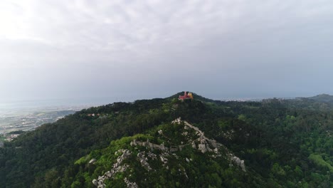 Serra-De-Sintra-Con-El-Palacio-De-Pena-Y-El-Castillo-Morisco-En-La-Cima-De-La-Montaña