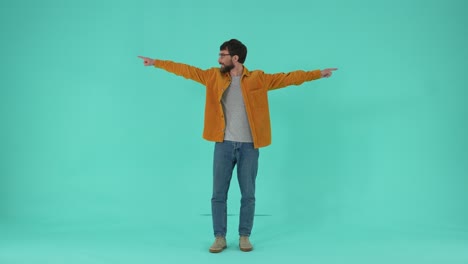 hombre alegre apuntando con los dedos en direcciones opuestas