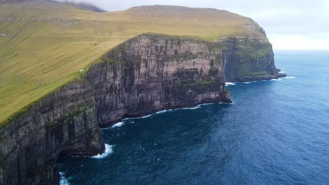 Drohnenaufnahmen-Von-Bergen-In-Der-Nähe-Des-Dorfes-Gjogv-Auf-Der-Insel-Eysturoy-Auf-Den-Färöer-Inseln