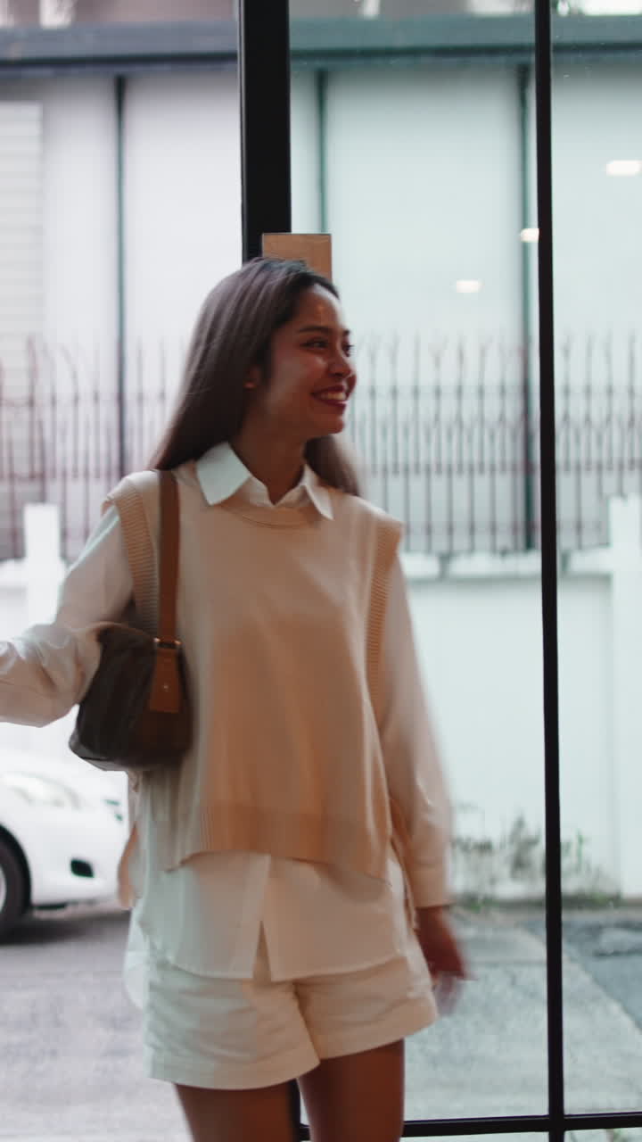 Donna che indossa un gilet e una camicetta