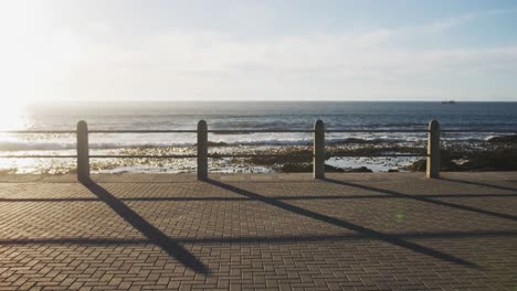 Afroamerikanische-Frau-Läuft-Bei-Sonnenuntergang-Auf-Der-Promenade-Am-Meer