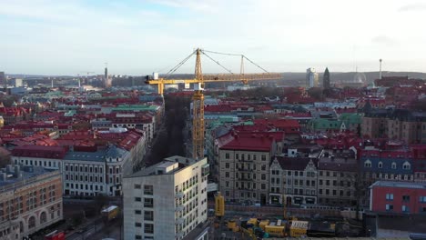 Imágenes-Aéreas-Sobre-Una-Grúa-En-La-Ciudad-De-Gotemburgo,-Suecia