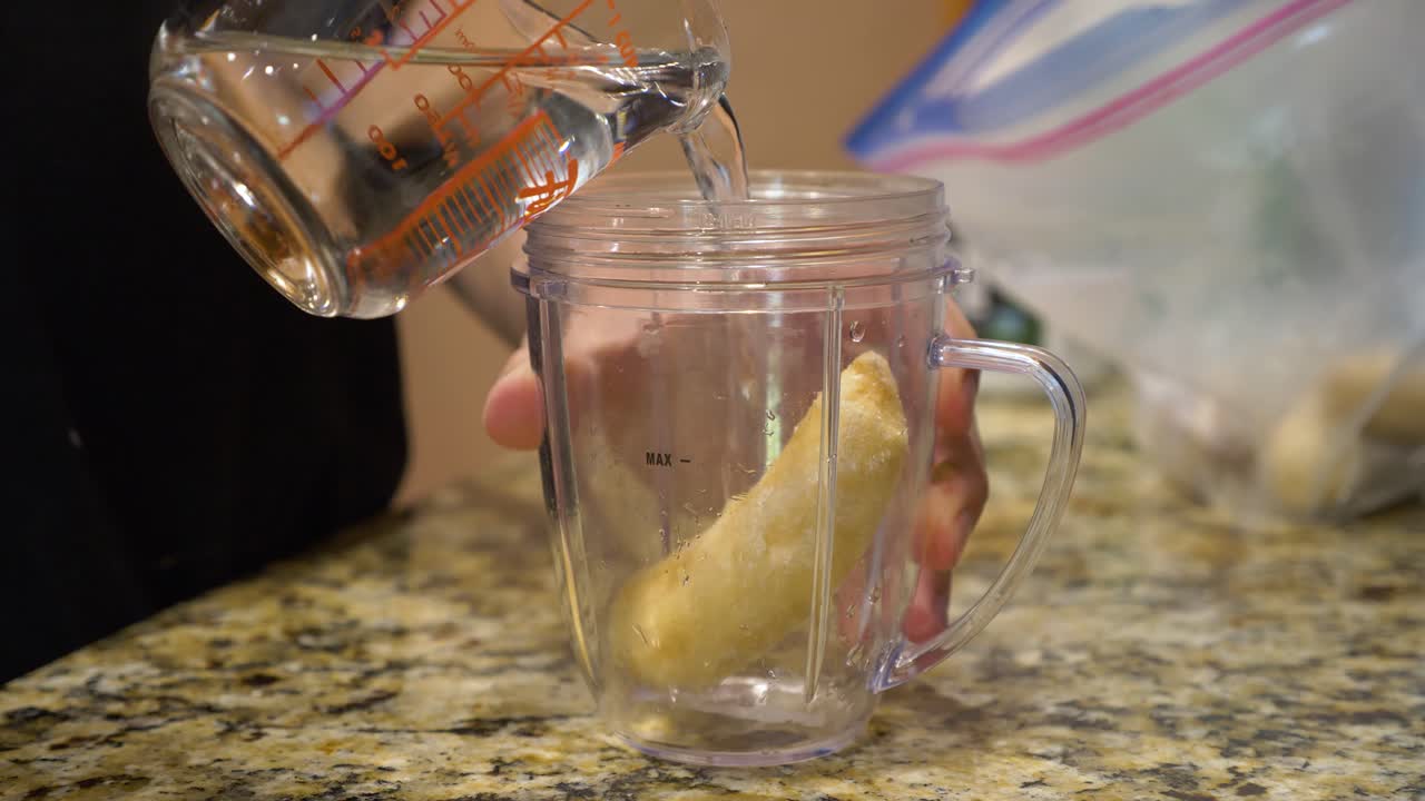 과일과 채소를 사용하여 부엌에서 유기농 스무디 만들기를 닫습니다.