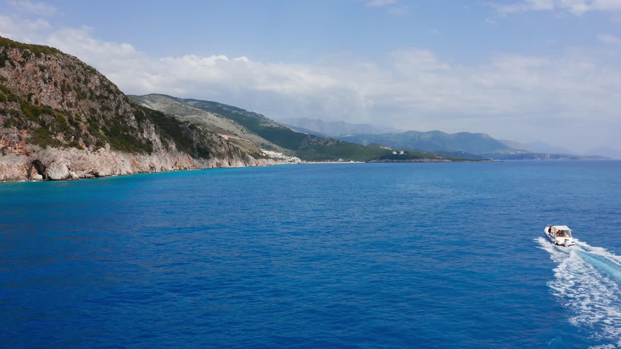 화창한 여름날 알바니아 리비에라 해안 상공을 비행하는 드론