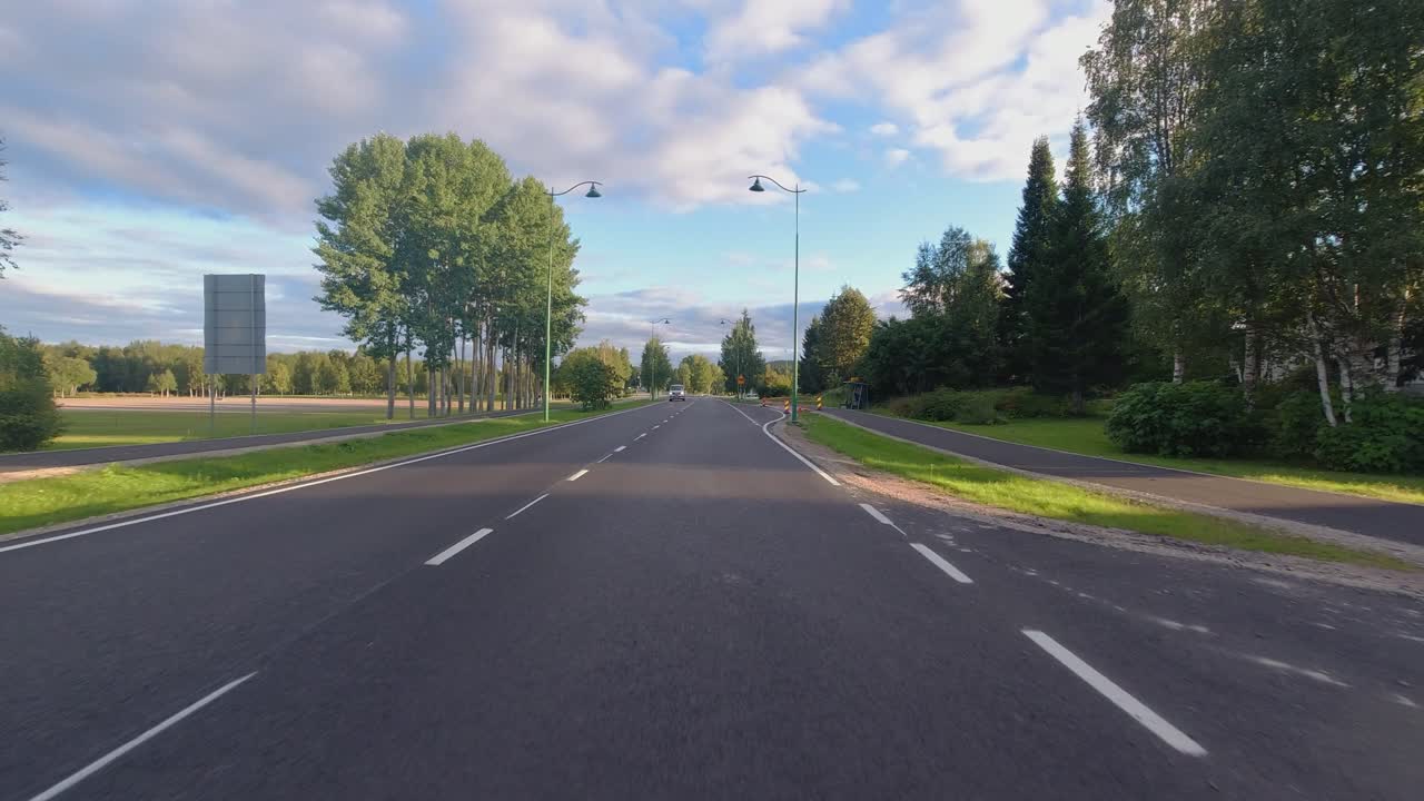 고요한 녹색 공원을 지나서 거리에서 아침 통근 운전 pov