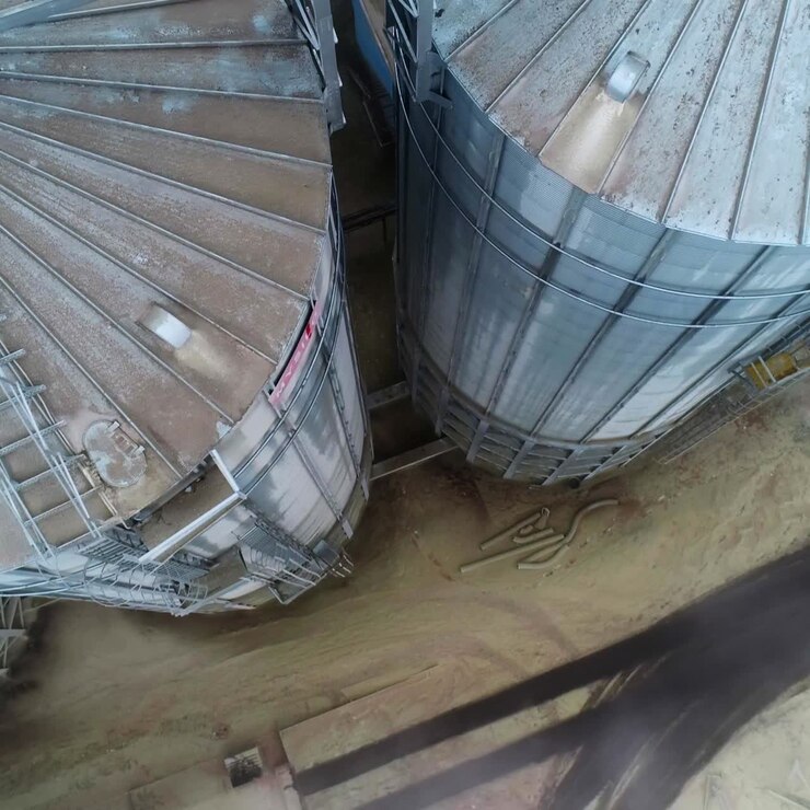 Grandi silos con elevatore per cereali. Enorme costruzione di elevatori in volo