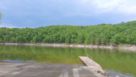 Punto-De-Vista-Alejándose-De-Un-Embarcadero-En-El-Embalse-De-Bear-Creek,-Alabama