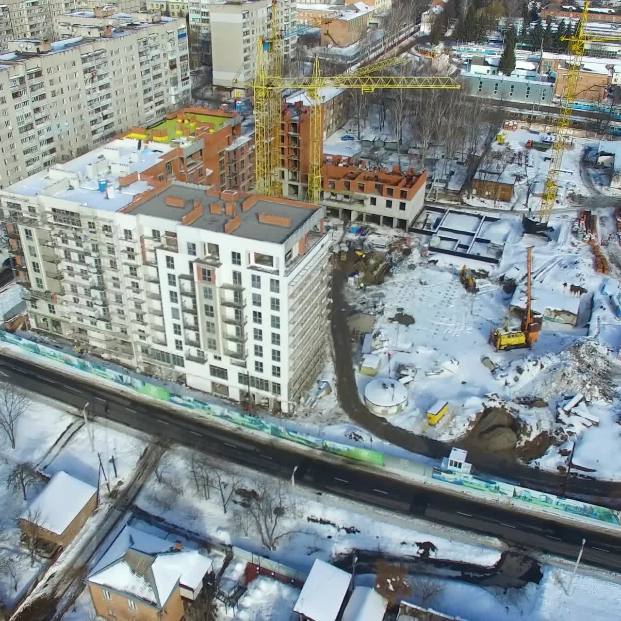 Строительная площадка с кранами