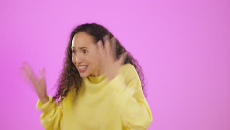 ganador gritando, mujer y puño en el estudio