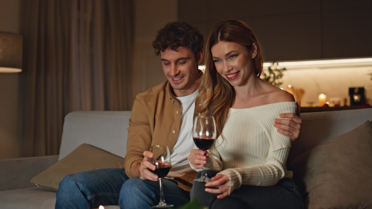 Anime gemelle affettuose che si frequentano a casa provando intimità. Coppia sorridente che parla.