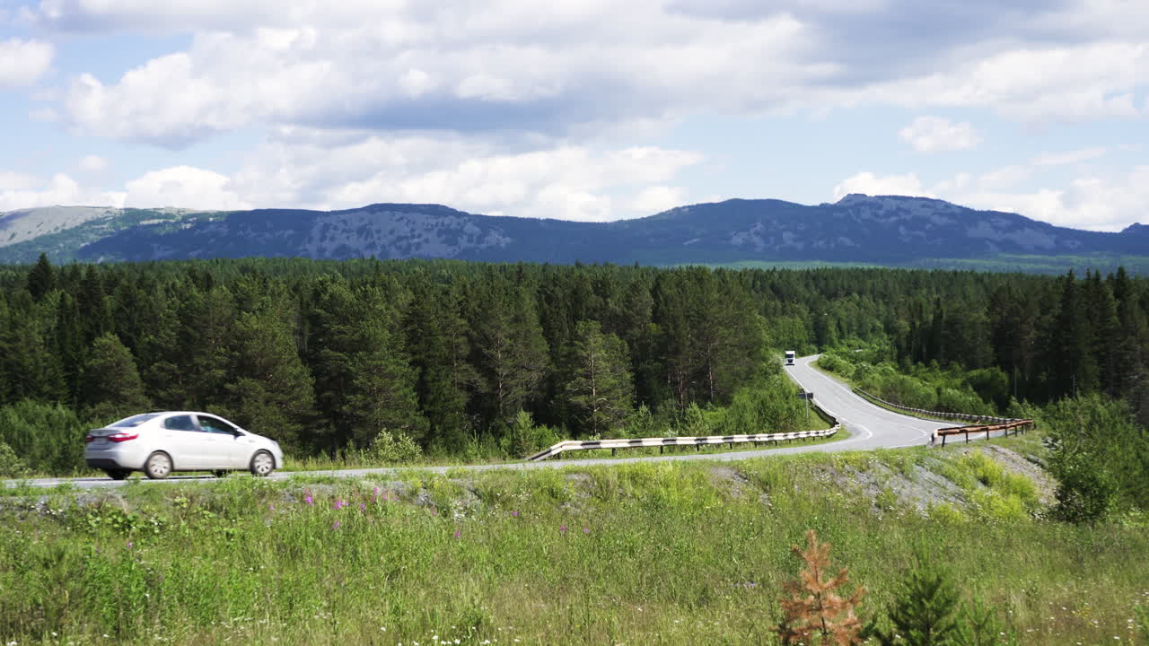 숲을 가로지르는 산길