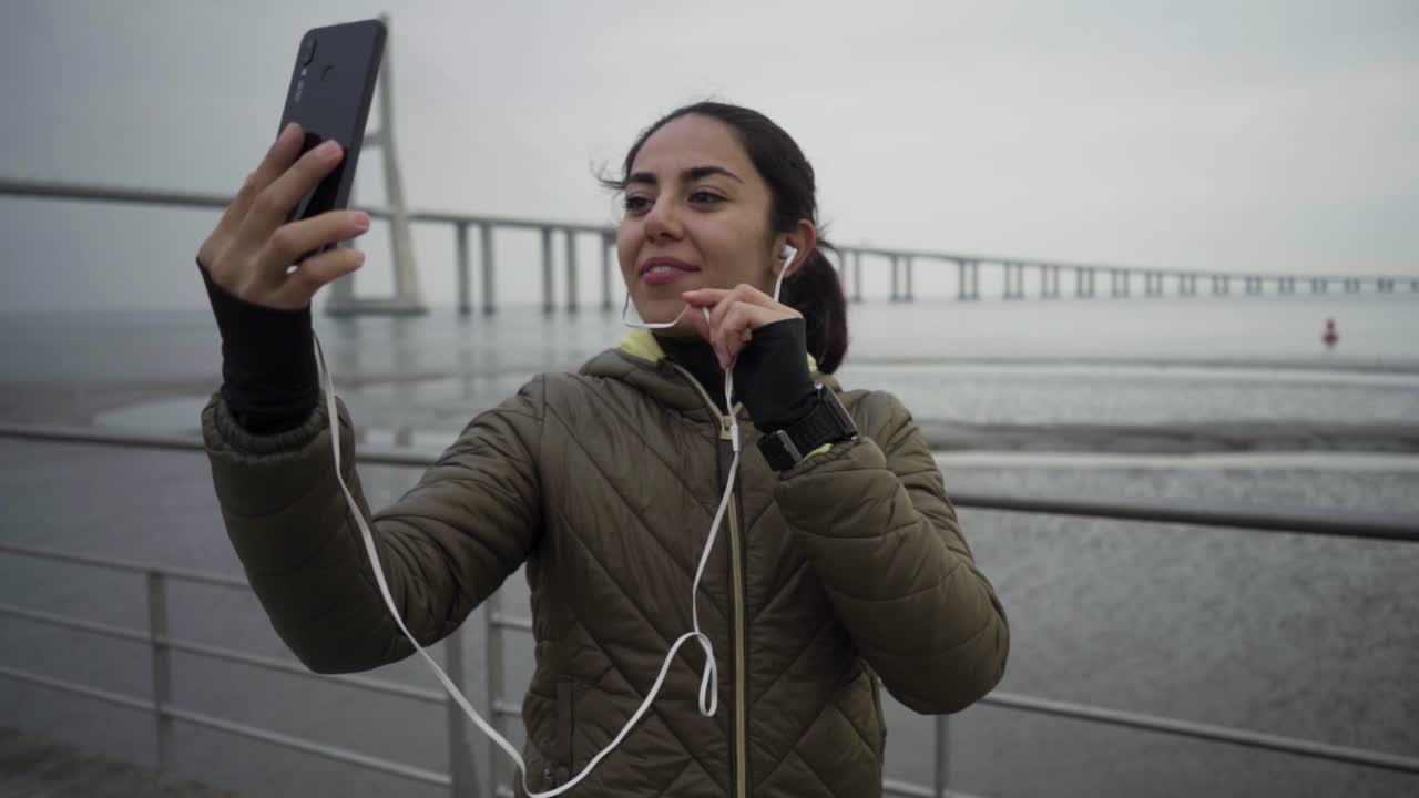 Leende hinduisk kvinna som spelar in en video för sin blogg