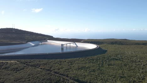 Luftaufnahme-Des-Paul-Da-Serra-Wasserreservoirs,-Das-Zur-Regenwassergewinnung-Gebaut-Wurde