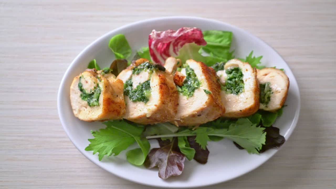 치즈와 시금치로 채워진 구운 닭 가슴살