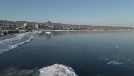 duluth, ciudad portuaria en minnesota con la orilla del lago superior completamente congelada