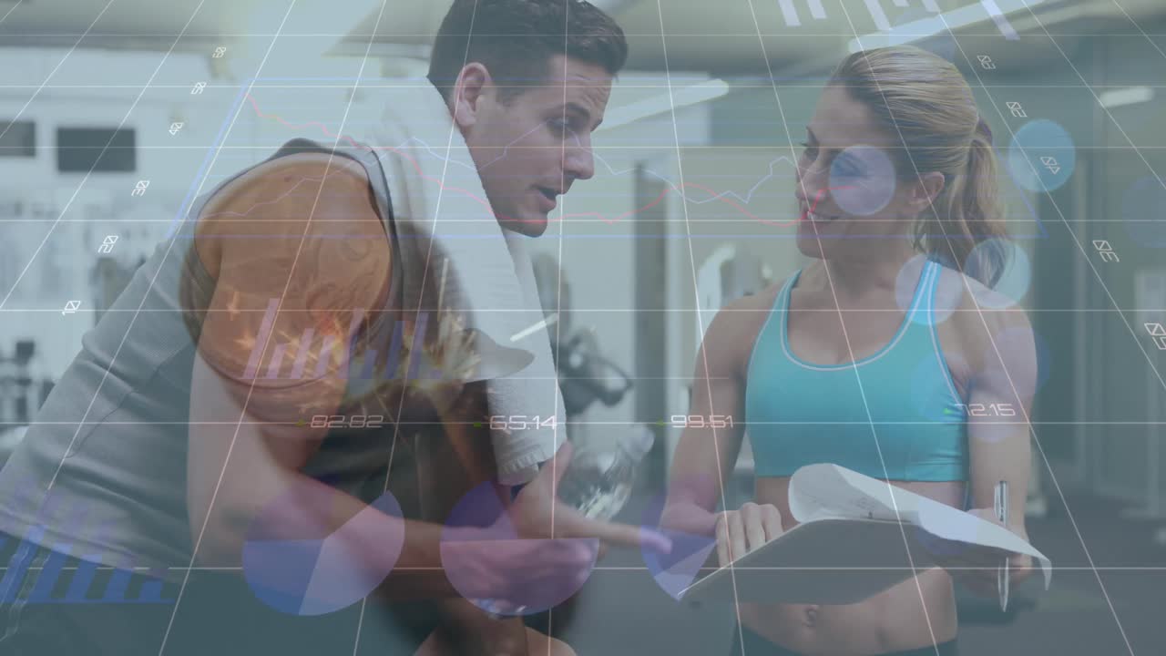 animación del procesamiento de datos estadísticos sobre una entrenadora caucásica hablando con un hombre caucásico