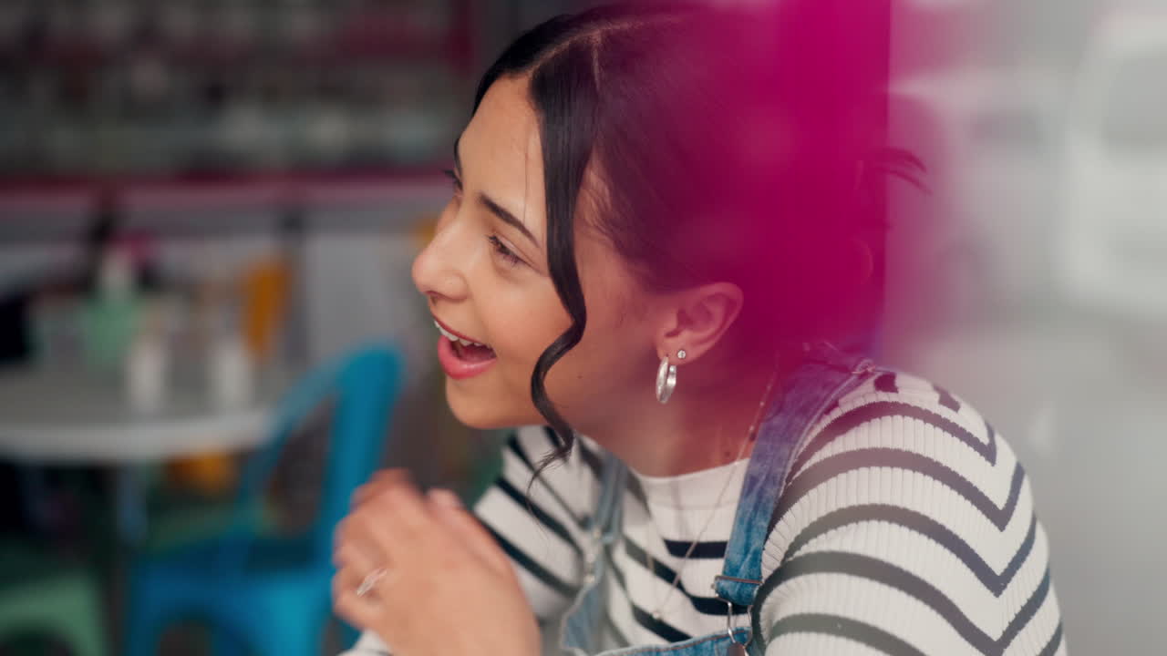 café, conversación y mujer feliz hablando